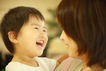 笑顔の男の子と保育士イメージ