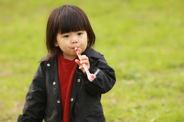 拭き戻しで遊ぶ女の子