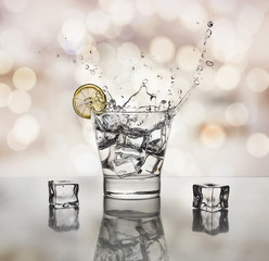 Copa de licor con hielo,  para alternar en un bar con los amigos, splash