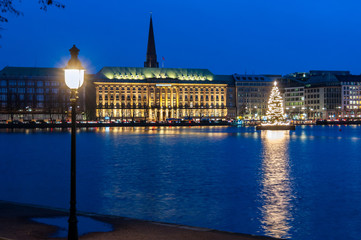 Fototapeta premium Binnenalster mit Hapag-Lloyd Gebäude und Weihnachtsbaum