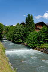 Fototapeta na wymiar Torrent en été dans les Alpes suisses
