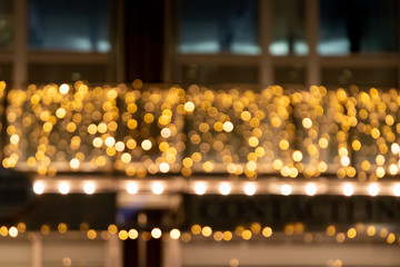 Festlicher Hintergrund mit goldenem Bokeh und schöner Unschärfe von weihnachtlicher Beleuchtung...