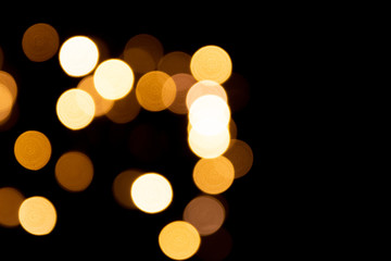 Festlicher Hintergrund mit goldenem Bokeh und schöner Unschärfe von weihnachtlicher Beleuchtung als leuchtender Hintergrund für Einladungskarten und Party-Festlichkeiten