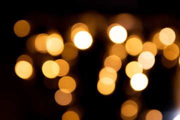 Festlicher Hintergrund mit goldenem Bokeh und schöner Unschärfe von weihnachtlicher Beleuchtung...