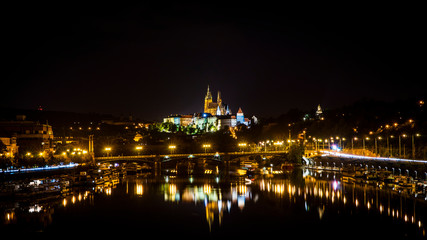 Fototapeta na wymiar Prager Schloss vor der Moldau bei Nacht