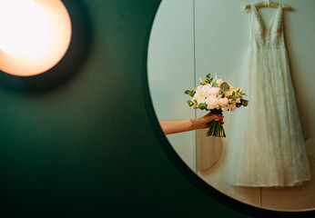 wedding bride dress bouquet mirror reflection dekor