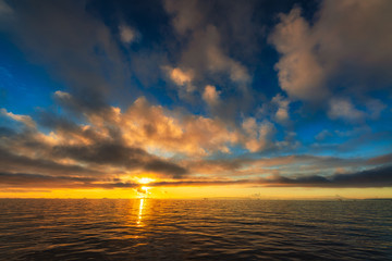 朝焼けの空と海