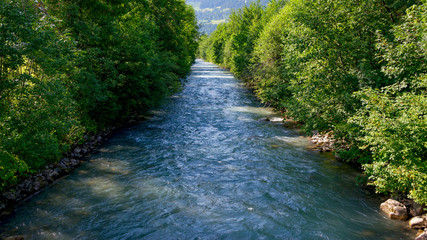 Fototapeta na wymiar Torrent en été dans les Alpes suisses