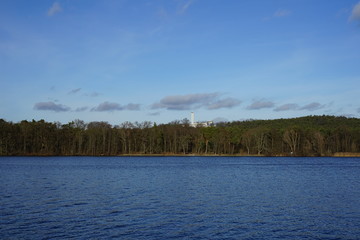 Sonniger Blick über die Dahme bei Grünau auf den Müggelturm