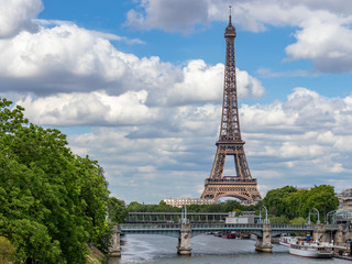 Fototapeta na wymiar View on Eiffel tower from Pont de Grenelle-Cadets de Saumur in Paris, France