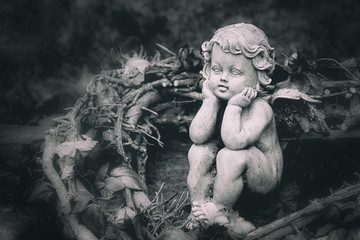 Trauer - Sitzender Engel auf Grab