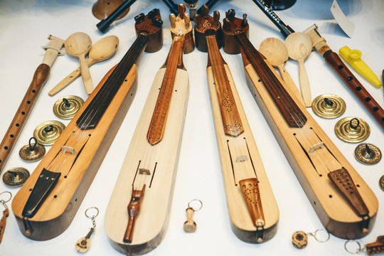 Sale of various folk musical string instruments