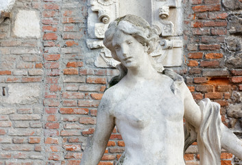 Obraz premium Statue of a Teen Girl Among Old Ruins