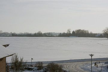 Extremer Schneefall nach heftigem Schneesturm zaubert eine Schneelandschaft zum Skifahren, Schlittenfahren und Schneeballschlacht als Winterspa&szlig; zu Weihnachten
