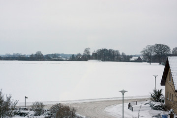 Extremer Schneefall nach heftigem Schneesturm zaubert eine Schneelandschaft zum Skifahren, Schlittenfahren und Schneeballschlacht als Winterspaß zu Weihnachten