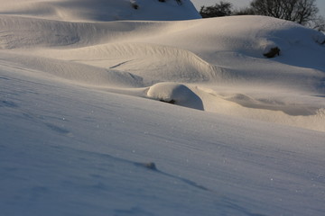 Schneebedeckte Winterlandschaft durch starke Schneefälle in Winterparadies und Wintersportgebiet...