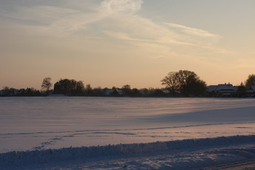 Schneebedeckte Winterlandschaft durch starke Schneefälle in Winterparadies und Wintersportgebiet...