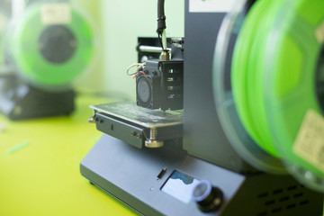 Three-dimensional printing machine, 3D printer.