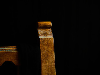 Silla sobre fondo negro