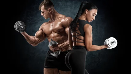 Foto auf Acrylglas Bestsellern Sport Sportliches Paartraining mit Hanteln. Muskulöser Mann und Frau, die Muskeln zeigen