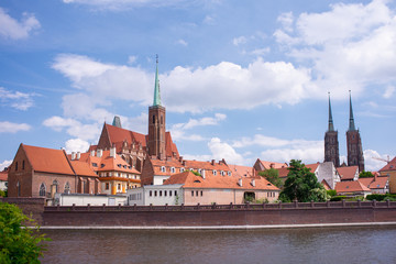 Obraz premium Wroclaw Poland view at Tumski island and Cathedral of St John the Baptist with bridge through river Odra.