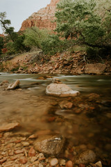 Pose longue au bord de la rivière à Zion national park dans le Sud-Ouest des Etats-Unis