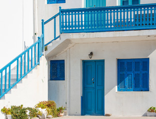 Front Seiten von kleinen Häusern und deren kleinen Gassen auf der Vulkaninsel Nisyros am...
