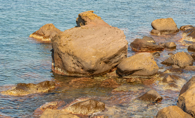 Vulkangestein und klares Meerwasser an der Küste Insel Nisyros Griechenland