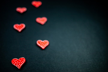 czerwone serca na czarnym tle