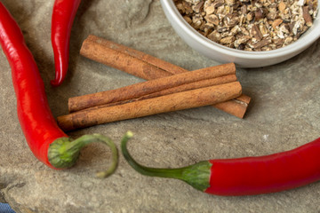 Kuchenne przyprawy na kamiennym blacie.