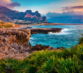 Obrazy na Szkle  Urocza wiosna wschód słońca na Sycylii, plaży Isolidda, przylądka San Vito, Włochy, Europa. Dramatyczny poranek seascape Morza Śródziemnego. Piękno natury koncepcja tło.