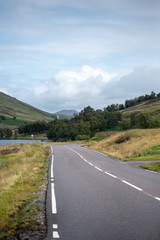Strada tra le montagne in Scozia