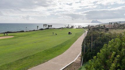 Campo de golf en la provincia de Cadiz, con el peñón de Gibraltar al fondo
