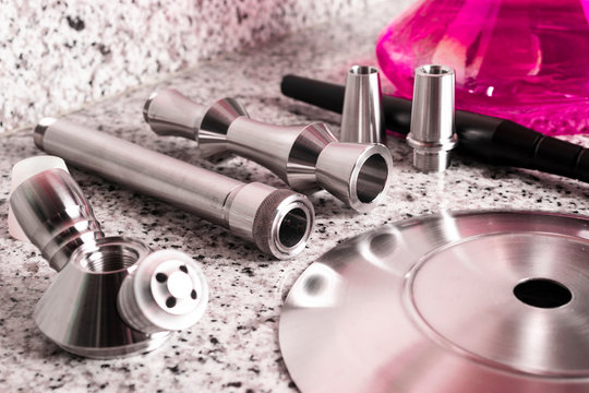 Disassembly hoohak with smoke in a granite table