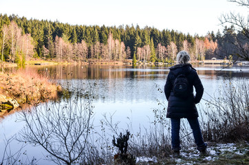 Frau am Seeufer im Herbst 