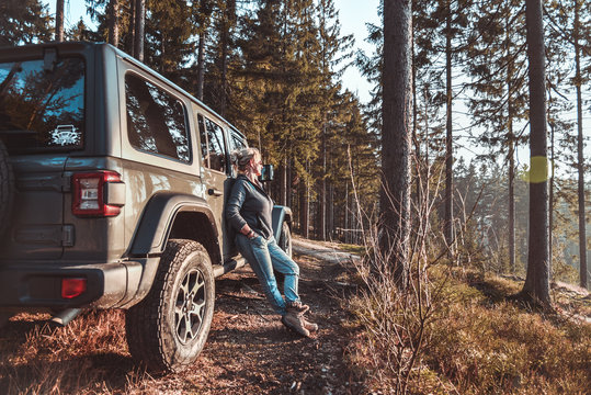 Frau mit Gel&auml;ndewagen im Wald in der Natur