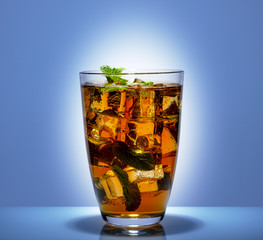in a glass glass a soft drink with ice and mint