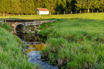 Bach einem landwirtschaftlich genutzten Anwesen