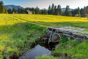 Felder mit einem Bach in einer ländlichen Region