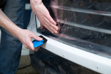 Installing a protective film on the car body to protect the paint on the car.
