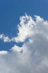 Naklejka na ściany i meble Nuage blanc dans un ciel bleu. White cloud in a blue sky.