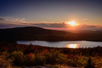 Obraz premium Acadia's Jordan pond by a fall sunset