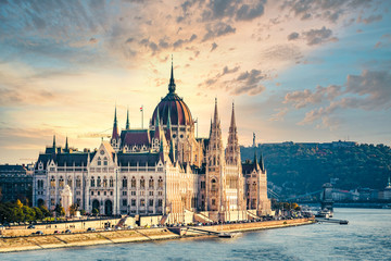Obraz premium Budapest sunset city skyline at Hungalian Parliament and Danube River, Budapest, Hungary