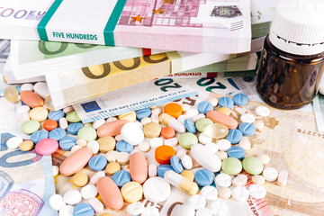 The pills are on European money. Pills and Euro money. Euro notes and pills.