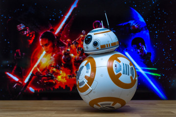 Obraz premium BERLIN, GERMANY - JUNE 10, 2016: BB-8 Android Models on the background of the official poster of the new movie of the saga Star Wars: The Force Awakens.