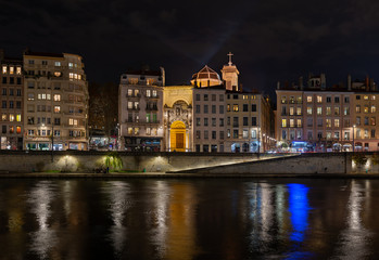 Fototapeta na wymiar River in Lyon at night.