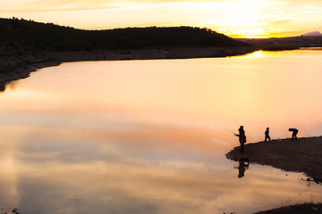 Familia pescando en el lago