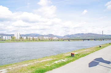 Ścieżka rowerowa w Linzu wzdłuż rzeki Dunaj  - obrazy, fototapety, plakaty