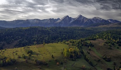 Jesienne pola na tle szczytów gór