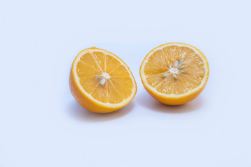 Photo sliced lemon on a white background